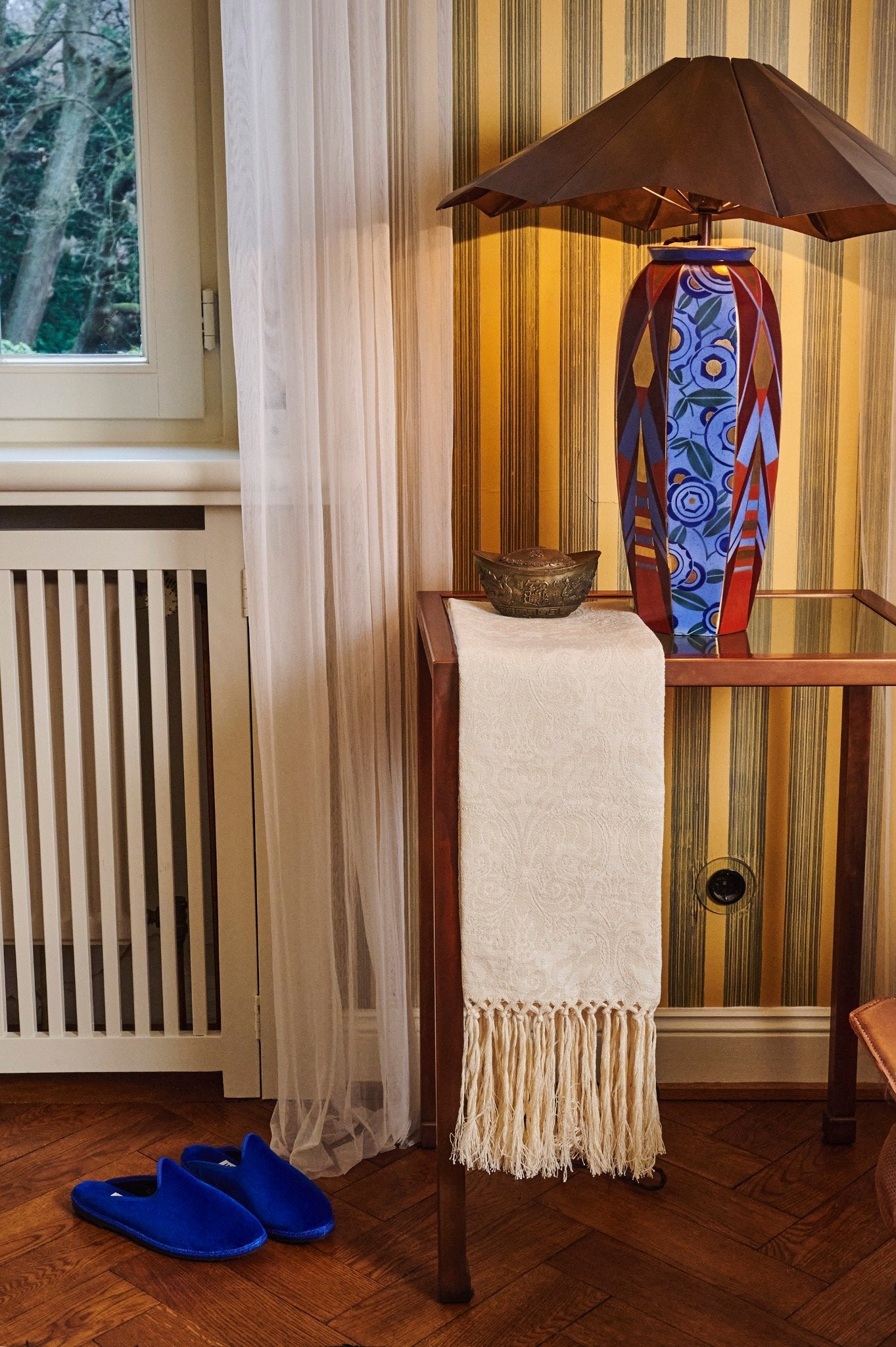 Italian linen hand towel with hand-knotted fringe styled in an elegant interior setting. LA TRANQUILLINA